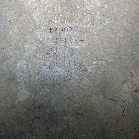 VINTAGE HALLITE WEAREVER 8” ALUMINUM POT #902, TWISTED HANDLES, ORIGINAL LID - Picture 5 of 7